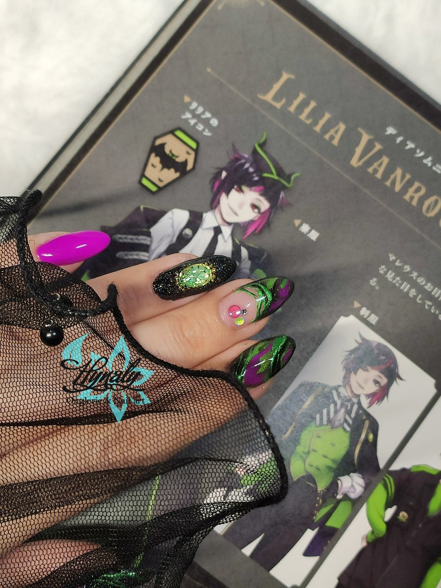 Hynalynails's tweet photo. Lilia Vanrouge inspired nails

I'll upload more pic later as I really want to have a bit on light to show the glitter. I live the color combo, it really give Halloween vibes to me.

Who is your favorite character in twisted wonderland? https://t.co/luJKZCpt3o