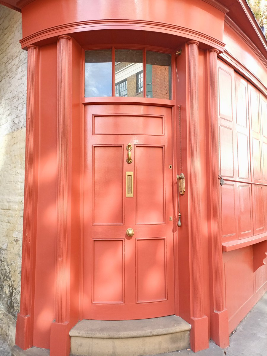 suewalder's tweet photo. Spotted in Bermondsey - a curved beauty ... #ADoorableThursday https://t.co/2S2CP2czUa