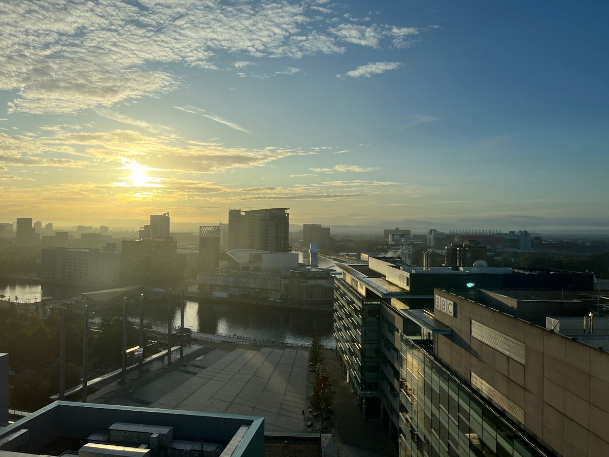 Beautiful Costa del Salford this morning. Have a great day everyone 😎☀️♥️ #mediacity