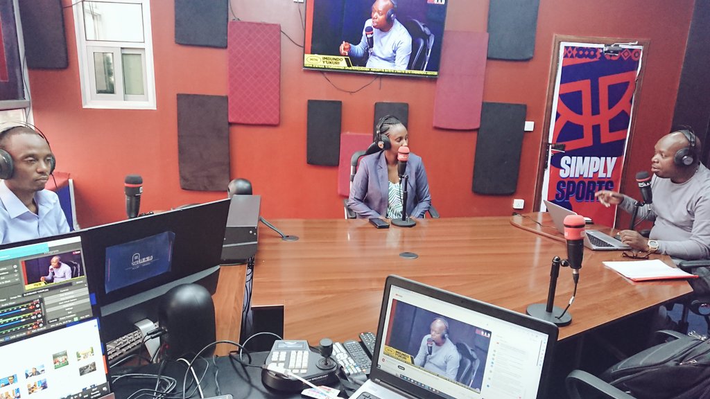 EngineerMagogo's tweet photo. #Socialpolitics on 95.3 FM 🇷🇼
🎙️@ScoviaMutesi &
🎤Eugene David Marchari
@bbfmumwezi 🧭📻 https://t.co/Lnq23TaBJW