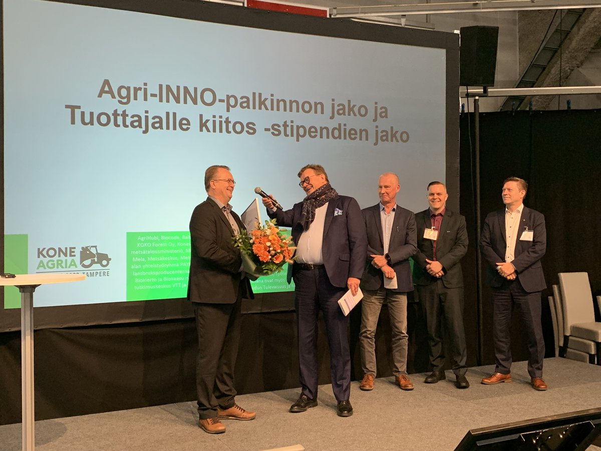 ONNEA Agri-INNO-palkinnon voittaja EOD Oy!👏🥇  Innovaationa Nanoboost®-happinanokuplageneraattori, jolla parannetaan kasteluveden happipitoisuutta 🫧<a href="/KoneAgria/">KoneAgria</a>’ssa onnittelemassa Jouni <a href="/MaasTul/">Maaseudun Tulevaisuus</a>, Juha Ojala <a href="/tts/">The Tell Show</a>, Harri Mäkivuokko <a href="/proagria/">ProAgria</a> ja Jyrki Wallin <a href="/MTKry/">MTK</a>.
