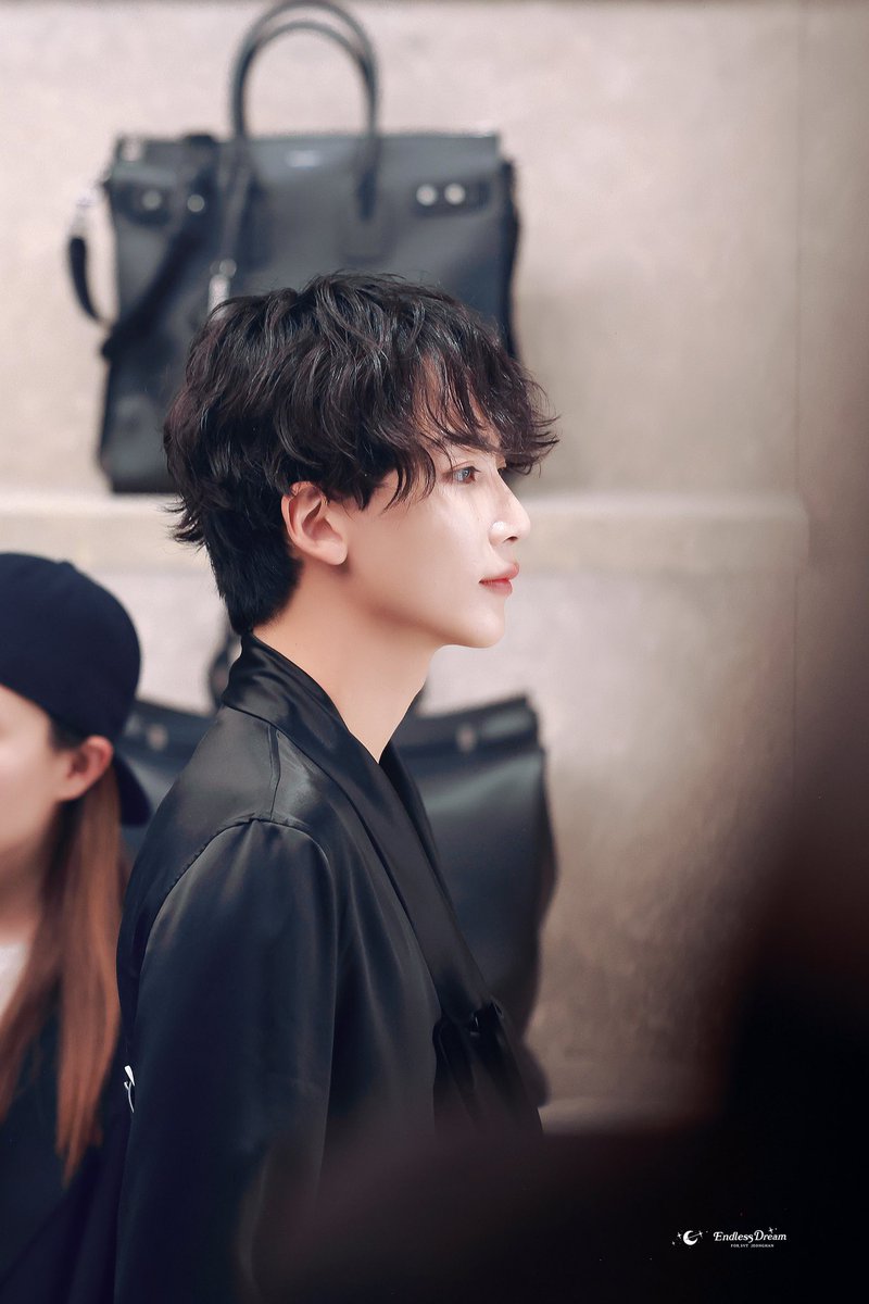 jeonghan's side profile too pretty!!