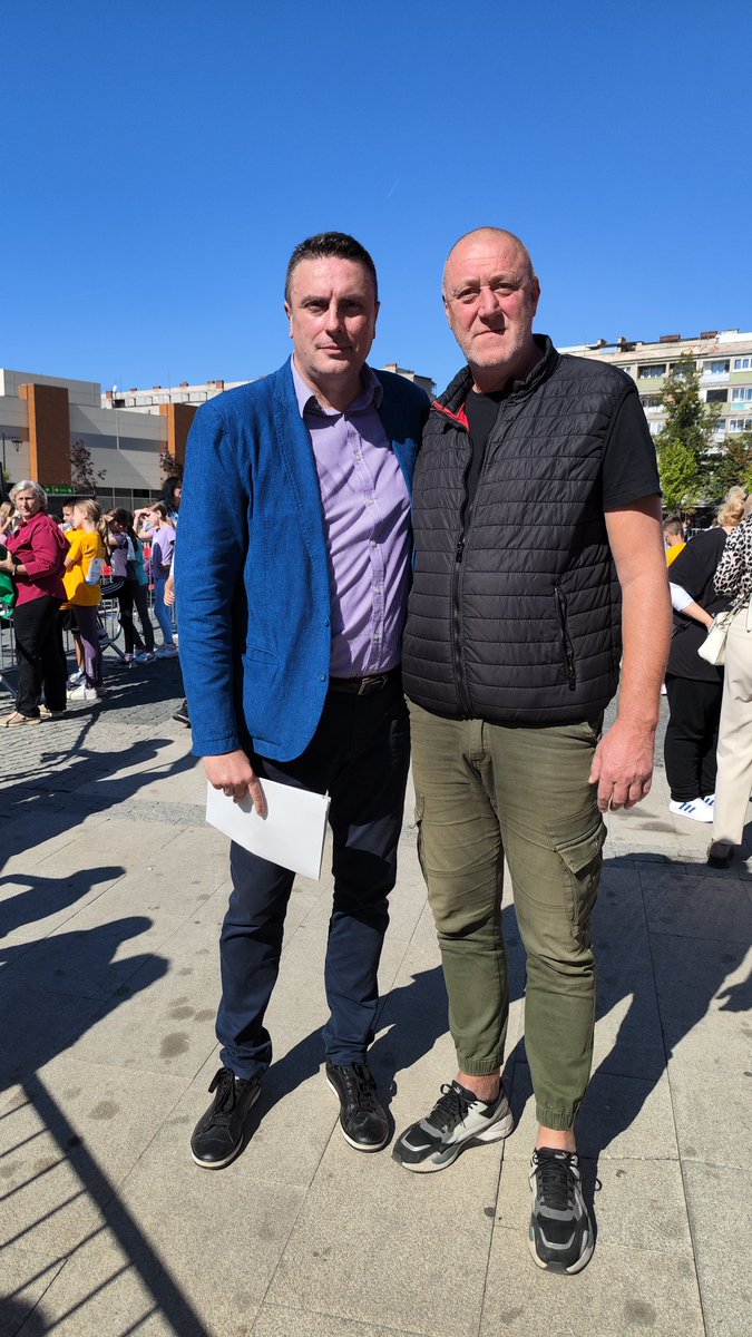 E ovo je prava legenda! Slobodan Žuća Mitić. Najpoznatiji nekada kao košarkaš KK Zdravlje iz Leskovca.
Od pre par godina priča kaže da je na primer u 49toj godini, posle 4 god neigranja, pomogao ekipi Puste reke iz Bojnika i da je za 23 min postigao 38 poena. 🙂