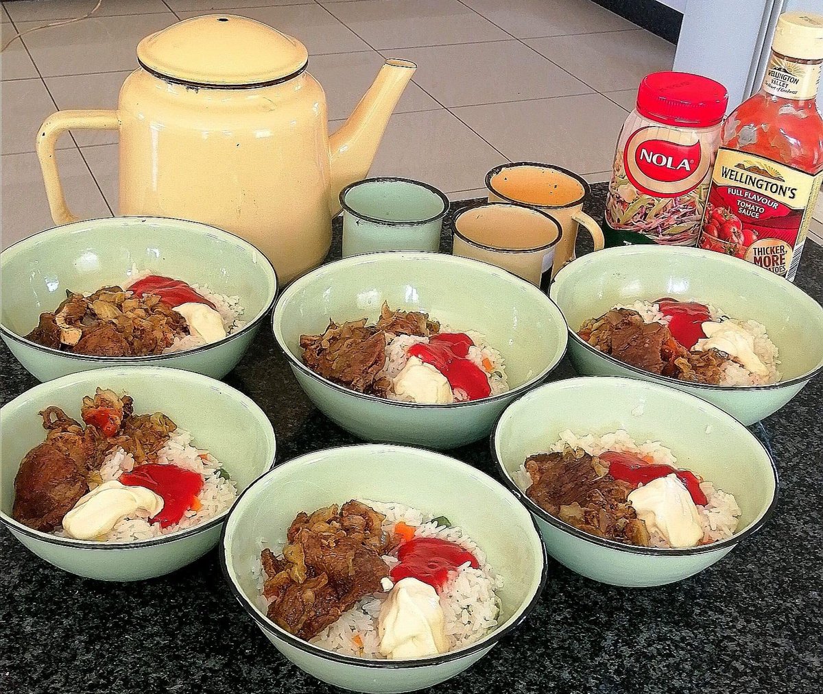AdvoBarryRoux's tweet photo. During our great grandparents days families were hard to break because they ate as ONE in unbreakable dishes and cups. https://t.co/OOLwnjlG70