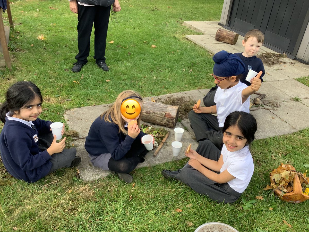 OldBankAcademy's tweet photo. Beech class enjoying their trip into Forest School for their experience day in English. We went on a minibeast hunt, made houses for bugs we found and even drank tasty hot chocolate! We will now write a recount of our trip. @janeconsidine #OBAEnglish #opportunity #inspiredtowrite https://t.co/PMekJ8R4ZW