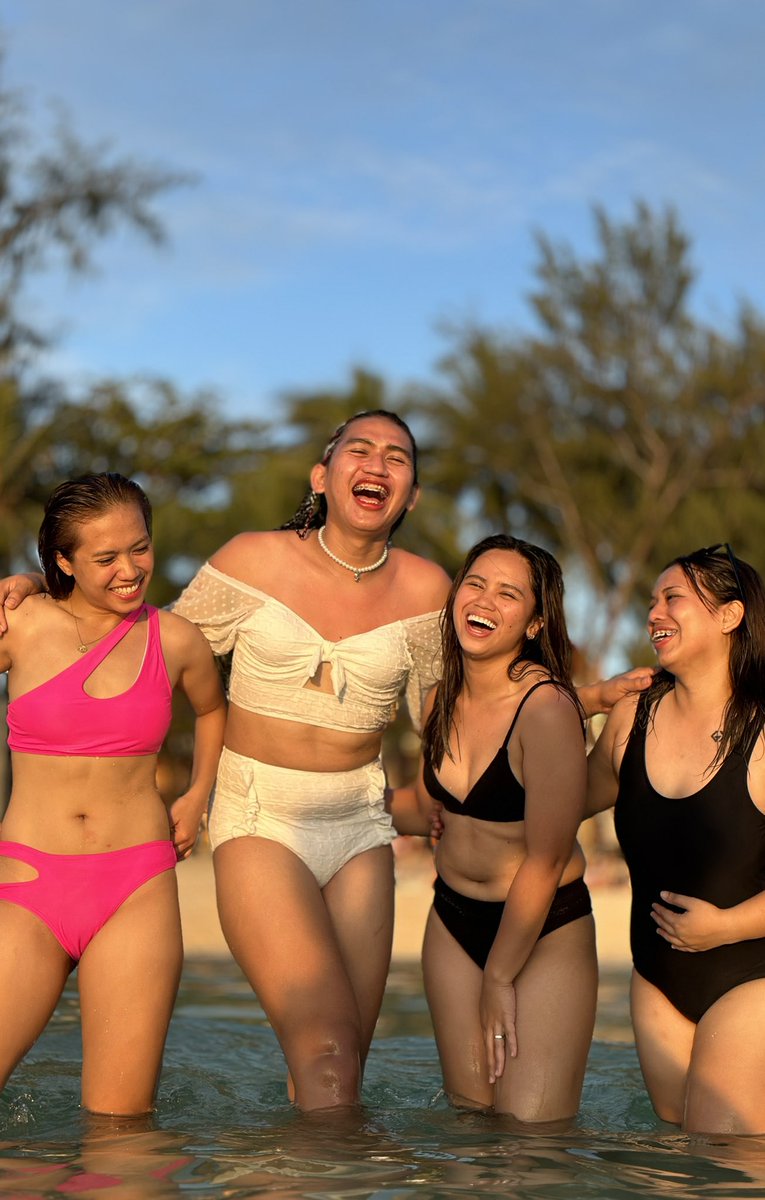 theyhanne2's tweet photo. My girls 🌴🌅�� https://t.co/RCTmQeAI1r