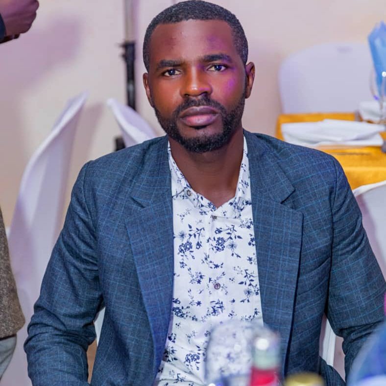 BofiaStephan's tweet photo. #NouvellePhotoDeProfil
À tous ceux qui cherchent l'or au Canada... Votre vendeur de pèle est là. Venez me saluer https://t.co/ofbhJiBPQn