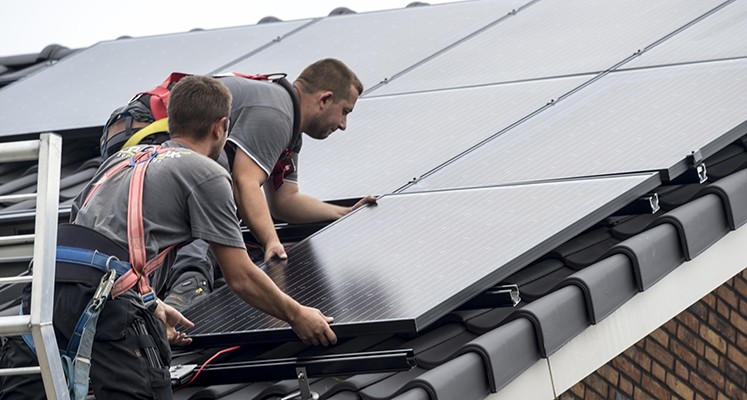 Met een thuis­bat­te­rij gebruik je meer eigen energie
Zonnepanelen halen een prachtige energiebron in huis, maar de zon schijnt niet op momenten dat mensen het meeste behoefte hebben aan stroom. Een thuisbatterij slaat het stroomoverschot eenvoudig op.
cutt.ly/Gwn0S5vI