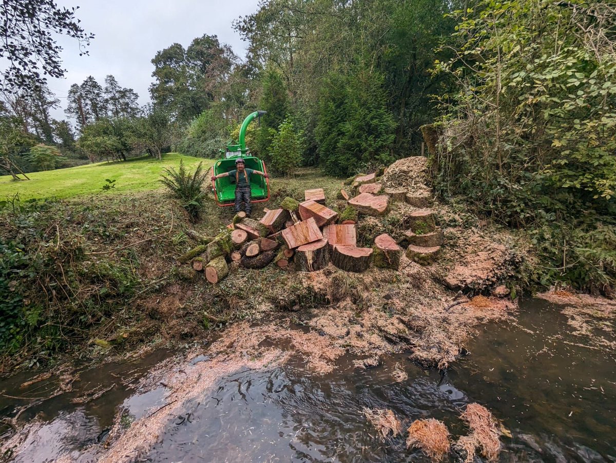johnscottkubota's tweet photo. When access is an issue for a major job then the @GreenMechUK tracked range of chippers will do the job. This SafeTrak chipper was perfect for the task. Thanks to #Langoretreeservices for the pictures. Contact @VincentTractors for any @GreenMechUK enquiries in the SW. #langore https://t.co/AVPLLkJLlm