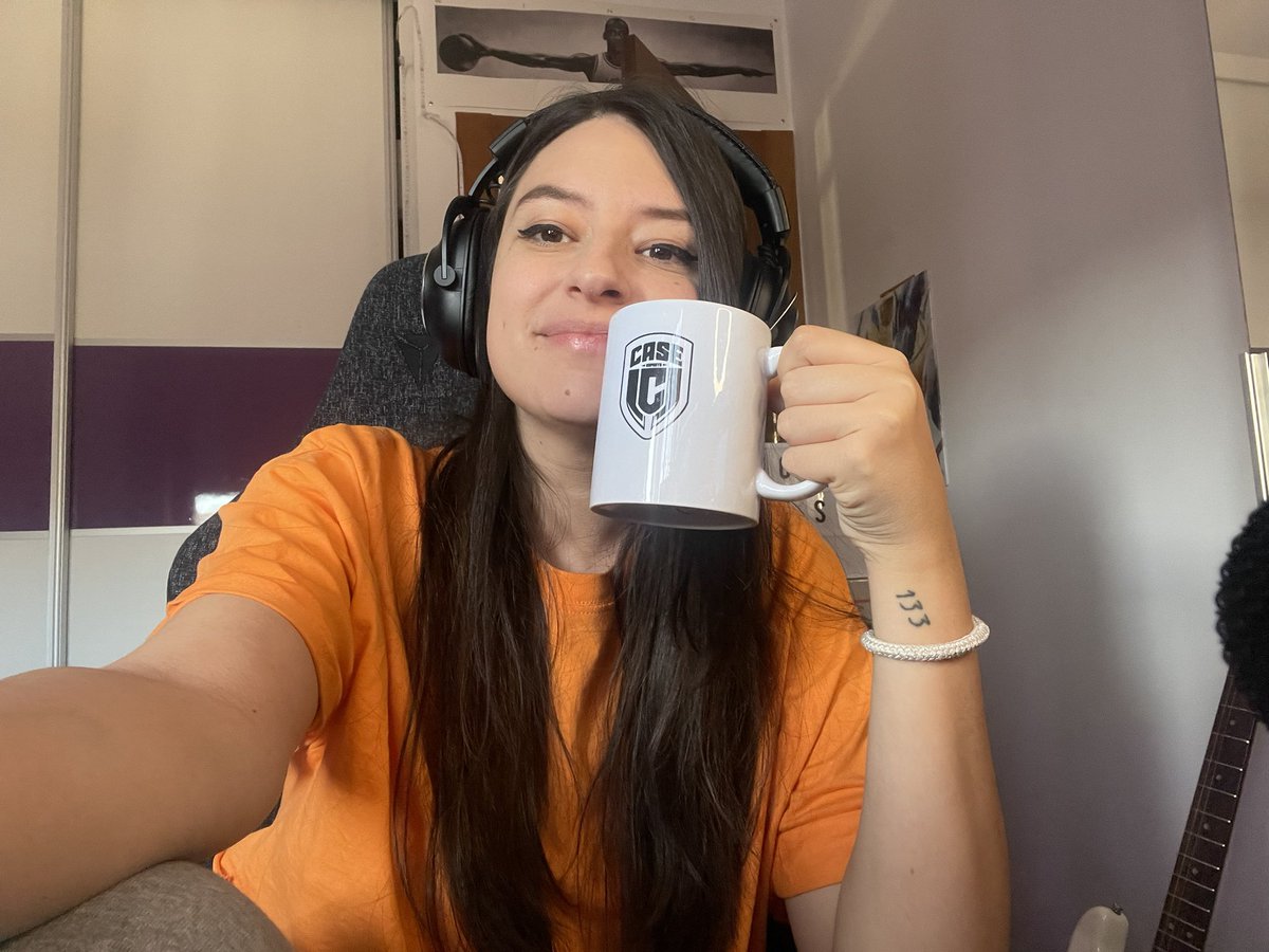 IreneFieldsYT's tweet photo. STREAM ON 👈🏼

- El Mercado Nocturno está de vueltaaa, vamos a ver las skins horribles que me han tocado ✨
- DuoQ con @MAPXMEN 💅
- Hoy es fiesta, así que creo que toca perder rankeds

/irenefields https://t.co/LWcP1S5R9y