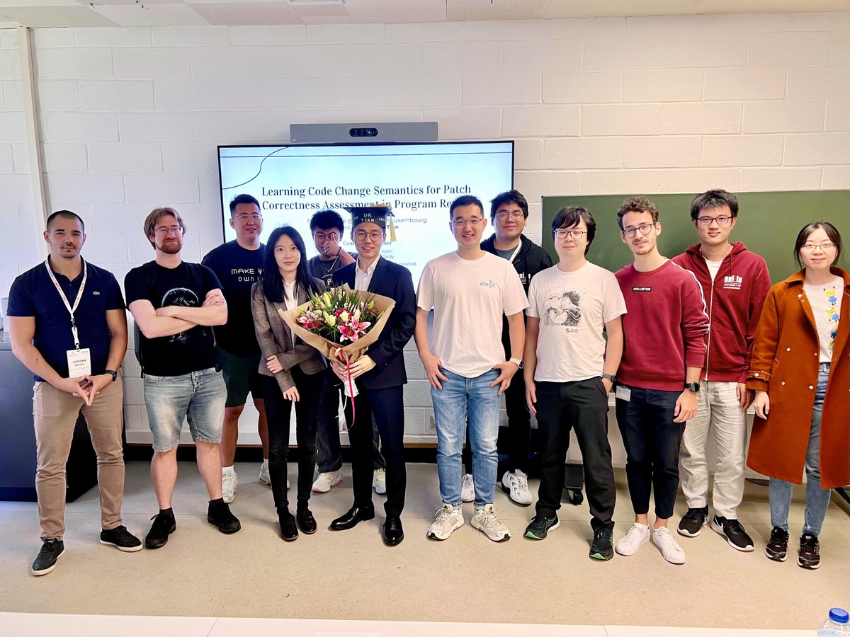 Celebrating #SnTPhDs 🎓🎉 Congratulations to Dr. Haoye Tian for defending his thesis! His research explores automated patch correctness assessment in APR techniques, utilizing code representation learning, semantic correlation identification, and frameworks like Quatrain.