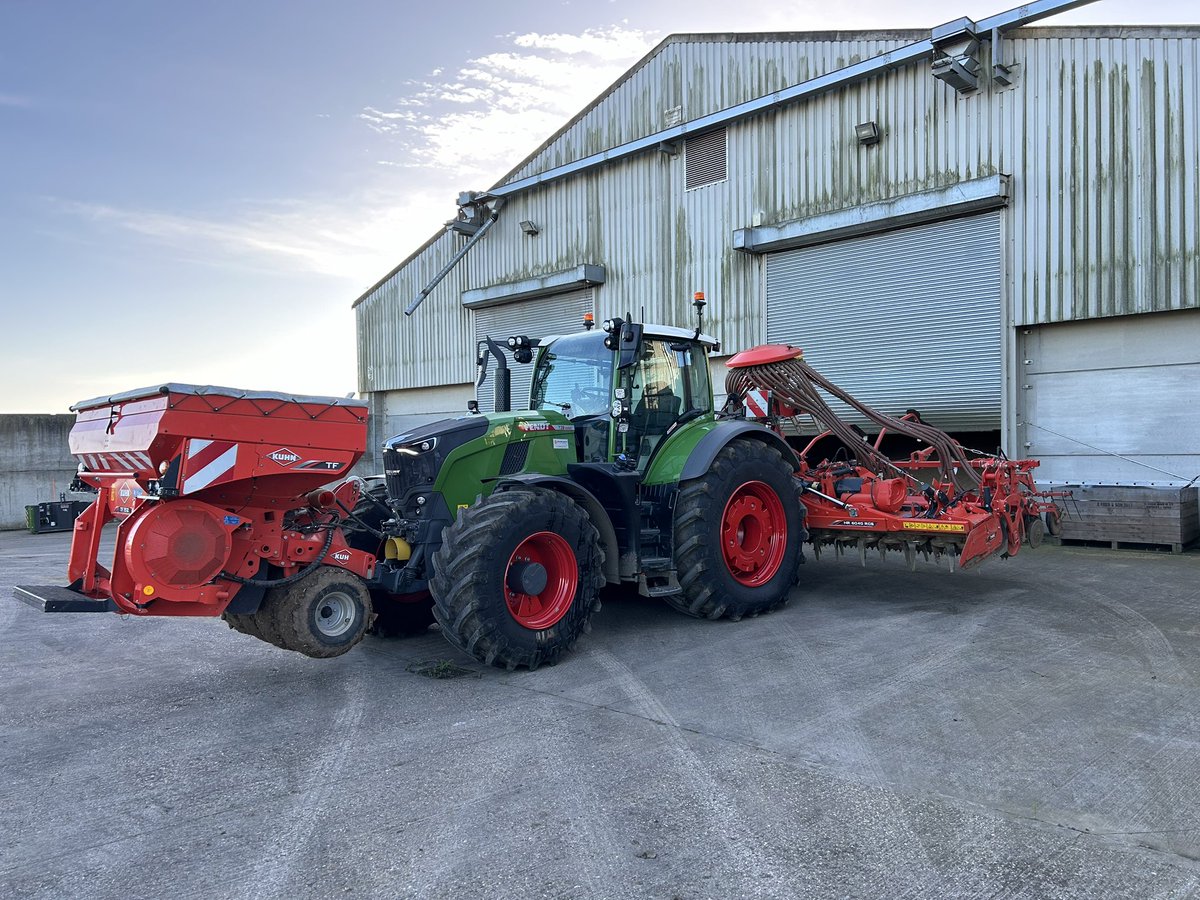 First job of the day, test lift with the @Fendt_UKIreland 728 demonstrator, customers current fleet really struggles and has to use a tractor two frame sizes bigger just to clear the floor, 728 lifted this drill with ease at only 700rpm and drove around the yard safely 💪🏼