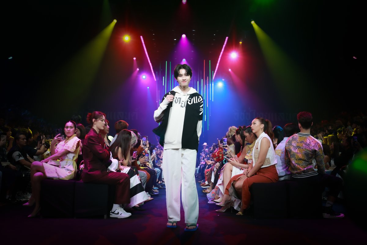 issuethailand's tweet photo. NEW ARRIVAL! ✨
Runway Look / Set 5
Hoodies อิชชู่ไทยแลนด์ (Off-White)
Hawaii Shirt อิชชู่ไทยแลนด์ (Black)
ISSUE Jeans (White)
ISSUE crochet flipflop (Blue)
สอบถามเพิ่มเติม
LINE OA : https://t.co/OHnkRgkT9p
#ISSUEAW23
#issuethailand
#ISSUEx789
#789DEBUTGROUP https://t.co/pcYF5UfNWL