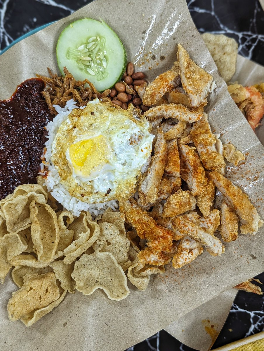 MalaysianFoods's tweet photo. Tempat makan Nasi Lemak Kukus Selambak Sotong, selambak Udang, Selambak Ayam dekat Selangor!

Nasi Lemak dengan portion  selambak seafood. Sotong, udang dan ikan  dekat sini fresh.. bukan sotong frozen liat tu tau..

【Tok'Bah Celup Tepung Viral 】
Lokasi : Foodcourt Tasik Biru, Celup Tepung Viral Tokbah, Kundang, Sg buloh ,Selangor (Bersebelahan Anjung D Tasek Biru)