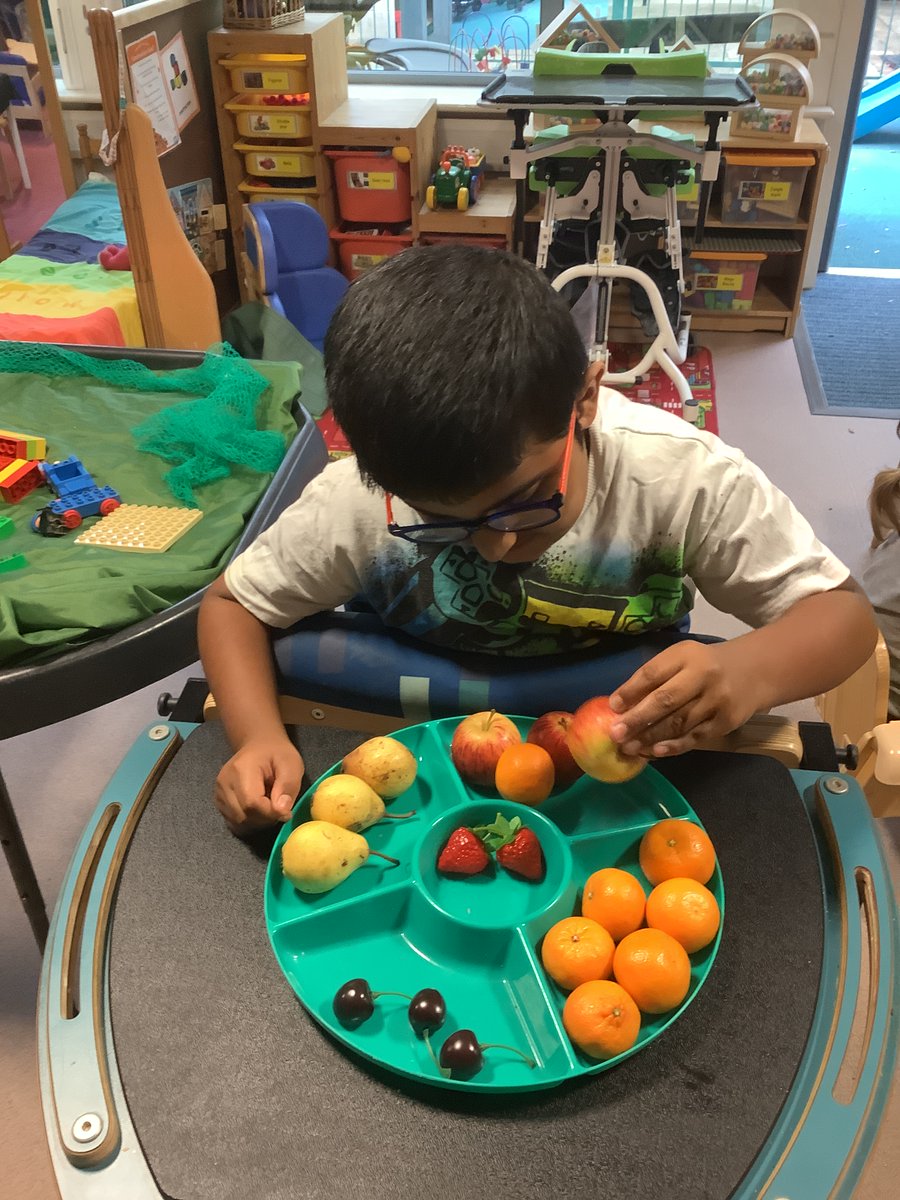 Fairfieldstweet's tweet photo. We have been looking after our eyes in Early Years 1. Our eyes help us to see more clearly.Β Fruit helps to keep our eyes healthy #WorldSightDay2023 #positiveeye #positivelooking https://t.co/DnhEFyPfLa