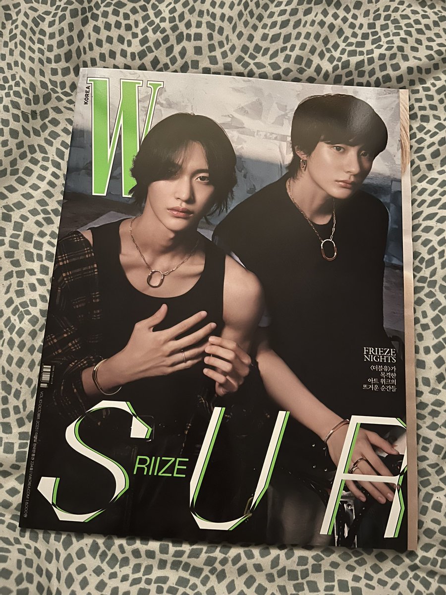 JSCHOLIC's tweet photo. today i received the magazine i won from @hellolive_shop’s event ! ♡ Thank you so much i am so happy ! It was well protected ! ♡ https://t.co/CopwNhipqH