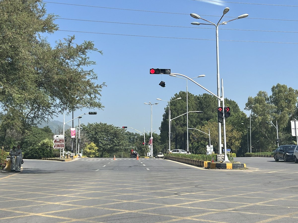 akb4rmomand's tweet image. Dear @CDAthecapital I hope you’re not waiting for this to fall on some unlucky driver or rider as I’ve been seeing it hanging for the past 3 days??