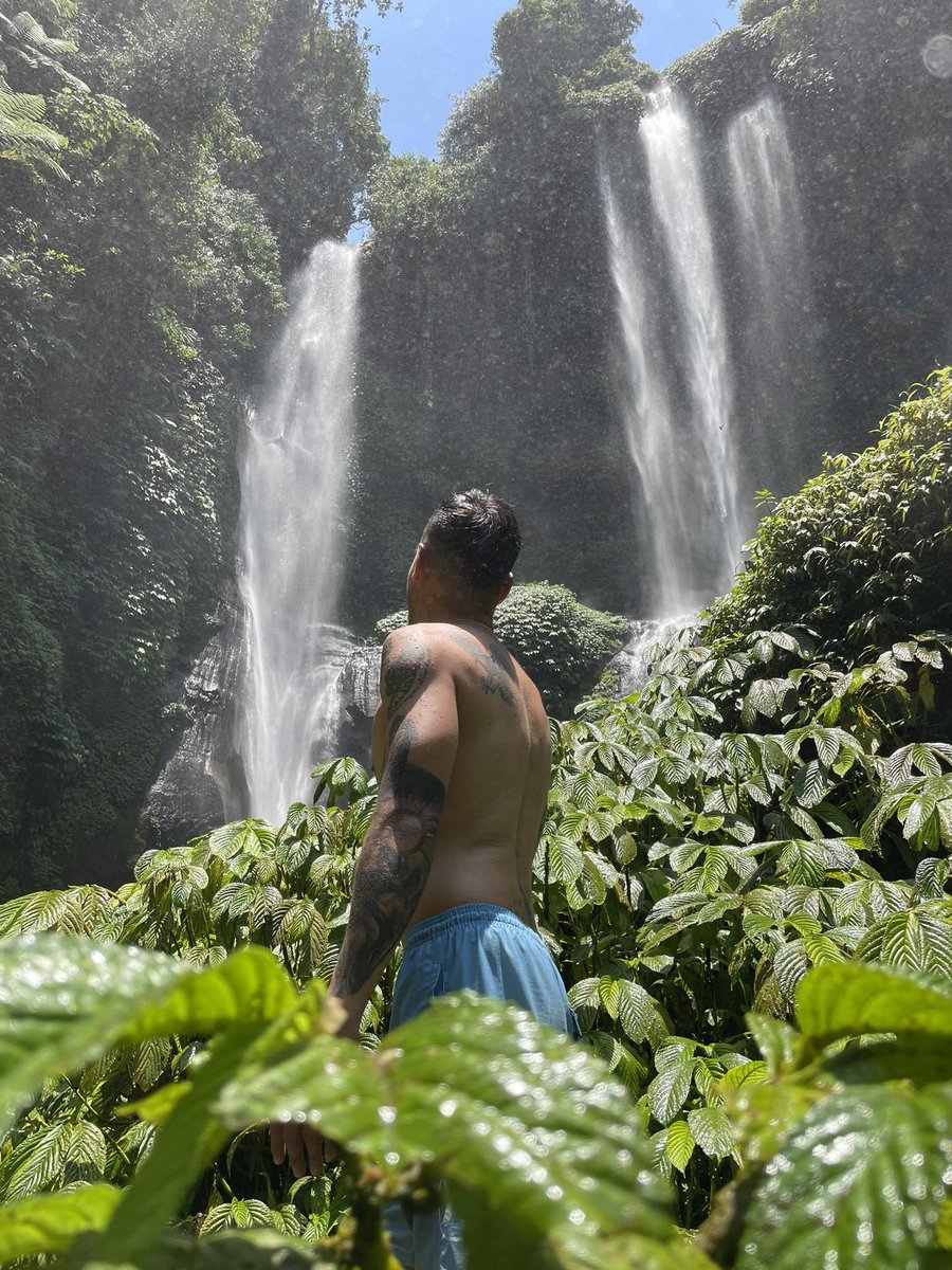 AndanLi's tweet photo. Sekumpul Waterfall瀑布這趟旅程讓我意外的驚嚇及驚喜，嚇的是我當天的住宿在Ubud出發到地點需要三個小時的車程（我實在不敢想像如果開車需要更多花幾個小時）當天來回總共騎了130公里花了我五個小時，但確實抵達目的後實在有種超大驚喜，入場需要門票，但會有嚮導幫你帶路及美美的拍照，值得一去！ https://t.co/iquqFivaeG