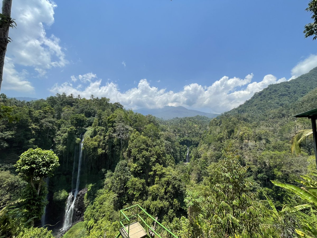 AndanLi's tweet photo. Sekumpul Waterfall瀑布這趟旅程讓我意外的驚嚇及驚喜，嚇的是我當天的住宿在Ubud出發到地點需要三個小時的車程（我實在不敢想像如果開車需要更多花幾個小時）當天來回總共騎了130公里花了我五個小時，但確實抵達目的後實在有種超大驚喜，入場需要門票，但會有嚮導幫你帶路及美美的拍照，值得一去！ https://t.co/iquqFivaeG
