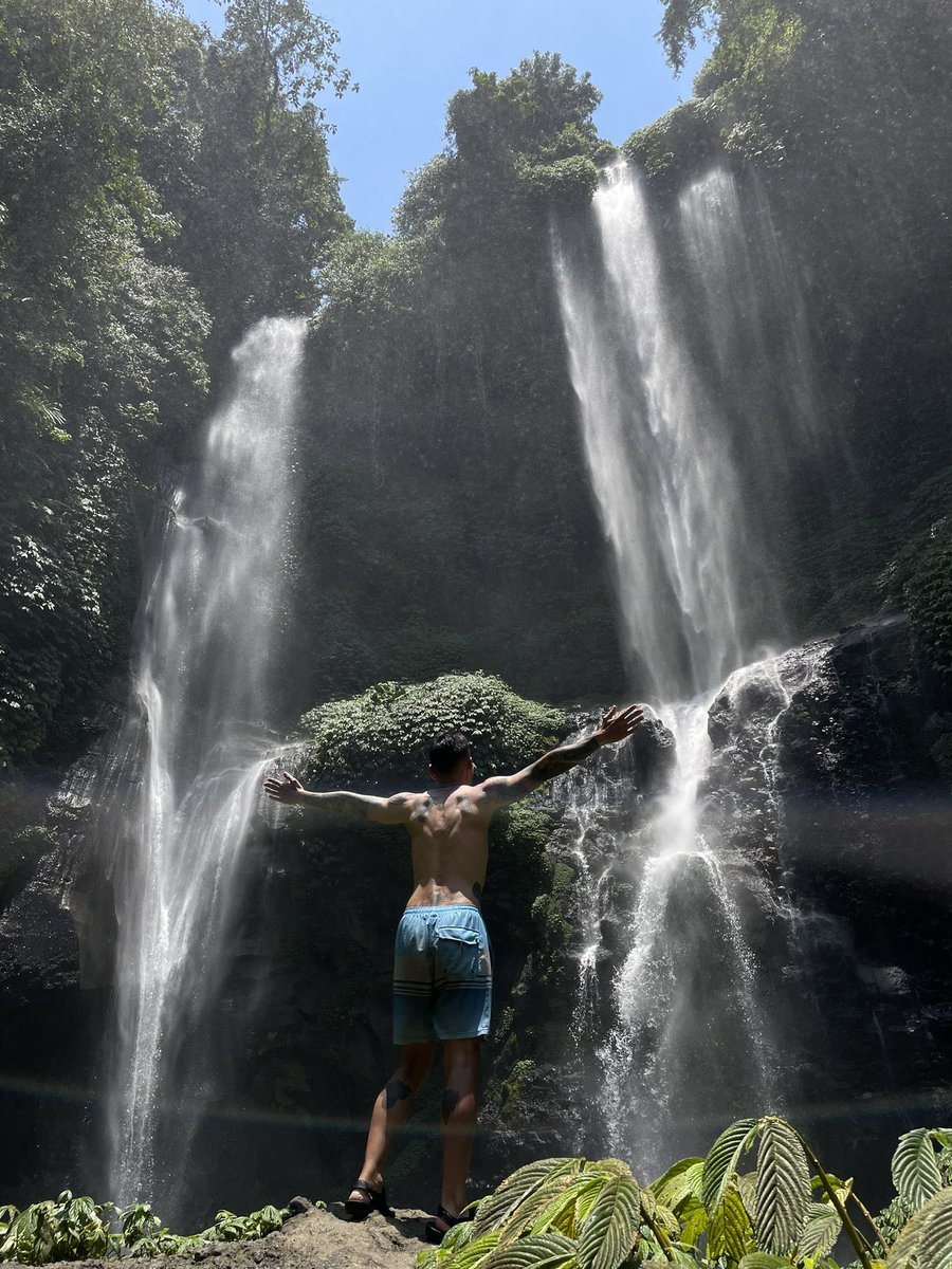 AndanLi's tweet photo. Sekumpul Waterfall瀑布這趟旅程讓我意外的驚嚇及驚喜，嚇的是我當天的住宿在Ubud出發到地點需要三個小時的車程（我實在不敢想像如果開車需要更多花幾個小時）當天來回總共騎了130公里花了我五個小時，但確實抵達目的後實在有種超大驚喜，入場需要門票，但會有嚮導幫你帶路及美美的拍照，值得一去！ https://t.co/iquqFivaeG