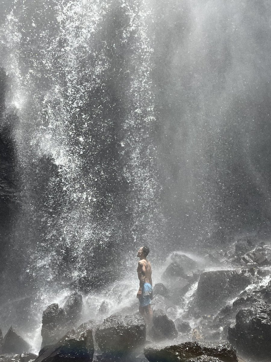 AndanLi's tweet photo. Sekumpul Waterfall瀑布這趟旅程讓我意外的驚嚇及驚喜，嚇的是我當天的住宿在Ubud出發到地點需要三個小時的車程（我實在不敢想像如果開車需要更多花幾個小時）當天來回總共騎了130公里花了我五個小時，但確實抵達目的後實在有種超大驚喜，入場需要門票，但會有嚮導幫你帶路及美美的拍照，值得一去！ https://t.co/iquqFivaeG