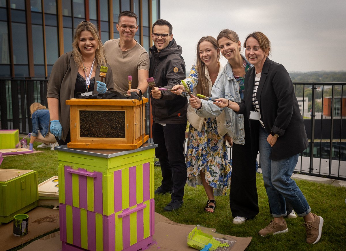 🐝Po miejskim ogrodzie, czas na pasiekę. Na zielonym dachu kampusu biurowego #Forest zamieszkało 150 tys. pszczół. Wiosną rodzina powiększy się do 900 tys. osobników. Społeczność biurowca przygotowała dla nowych lokatorów 15 malowanych uli. Dziękujemy za zaangażowanie!❤️