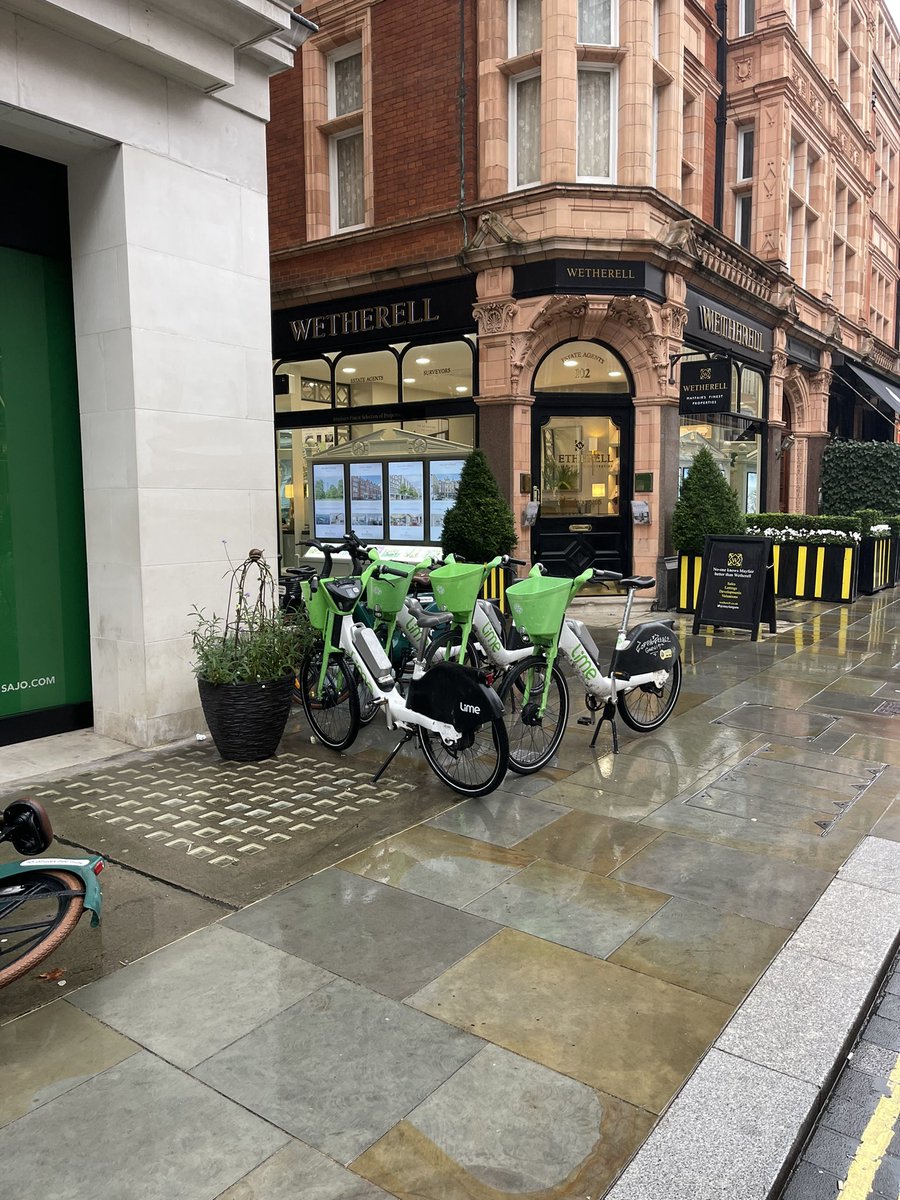 #MountStreet Mayfair - what a shambles these bikes are causing.