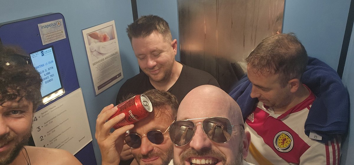 mike331278's tweet image. #Scotlandfans stuck in a lift #Seville 1st pic 5 mins in lookin cheerful 🤣 33oC outside god know what it was inside.  Press call for help "Hola" Eleven 🤣🤣🤣🤣 Spanish don't understand "Scottish"  #Sweltering