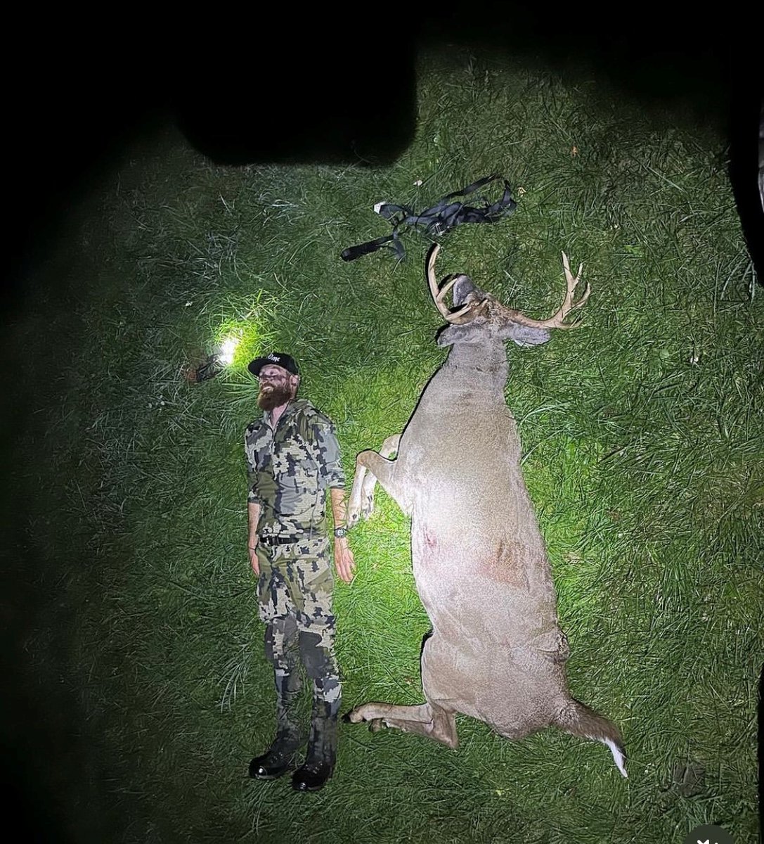 SPORTSMANchnl's tweet photo. "I ain't a big guy but I can clue you that's a big deer." - @a_schram

What's the biggest body deer you've taken? 

#ITSINOURBLOOD #hunting #deer #deerhunting #whitetail #whitetailhunting #whitetaildeer #bigdeer #bigbuck https://t.co/umDDFb9THK