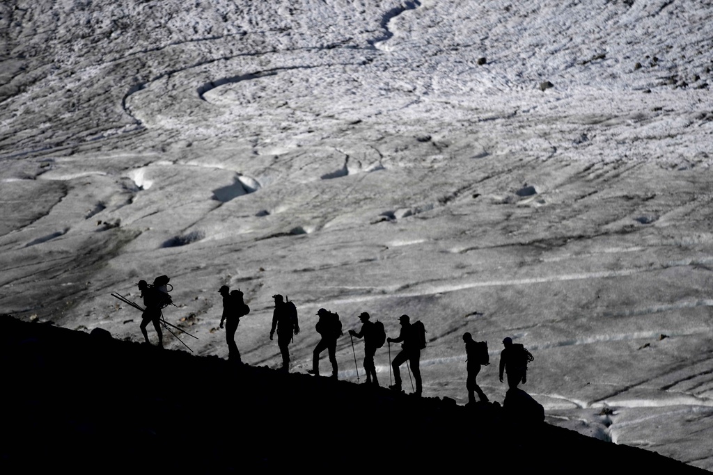 AP_Climate's tweet photo. AP PHOTOS: In the warming Alps, Austria’s melting glaciers are in their final decades. https://t.co/nPPrI9sdhc https://t.co/aPDkDfejxw