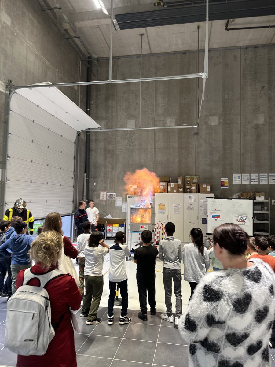 khartab's tweet photo. 👨🎓👩🎓Nos étudiants ont allumé le feu🔥 et nos visiteurs ont contribué à l'extinction de l'incendie 💦🧯🚒Beaucoup d'expériences et d'échanges sympas ! #FDS2023 #iut #iutRCC #Charleville #Ardennes #OSEZLIUT #JaimeMonIUT
#FierDeNosÉtudiants👏👍💪 #B_U_T
#HSE @Accustica https://t.co/ULKs7PsapX