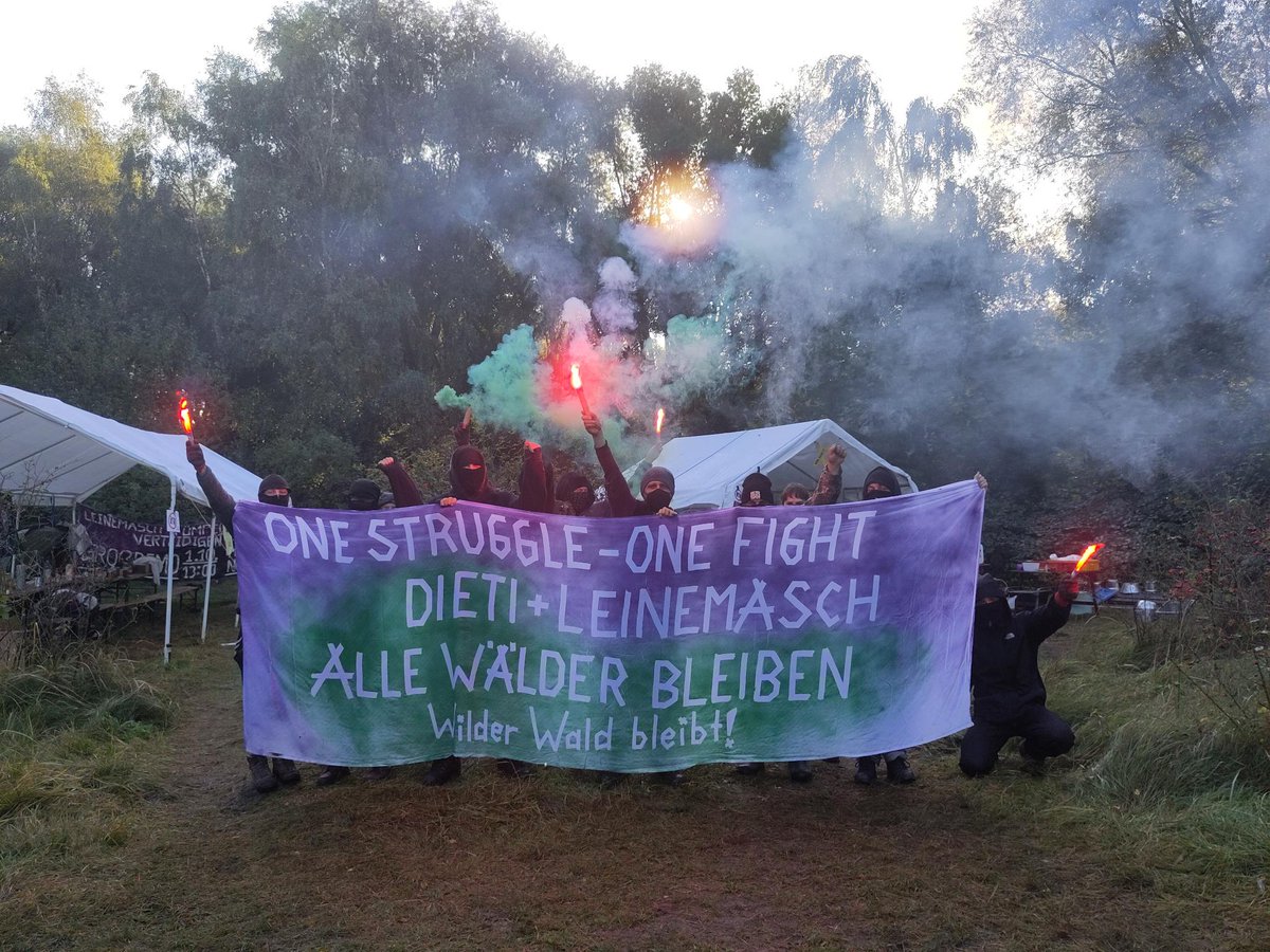 +++Die #Zerstörung im @Baeumebleiben wird vorbereitet+++ 
Seit heute Morgen werden Bäume am #Dietenbach|er Wald gefällt. Auch der #Dieti kämpft dagegen, dass für #Wohnungen ein #Wald gerodet wird.  Wir stehen solidarisch hinter #DietiBleibt @Leinemaschbleib #TümpeltownLebt