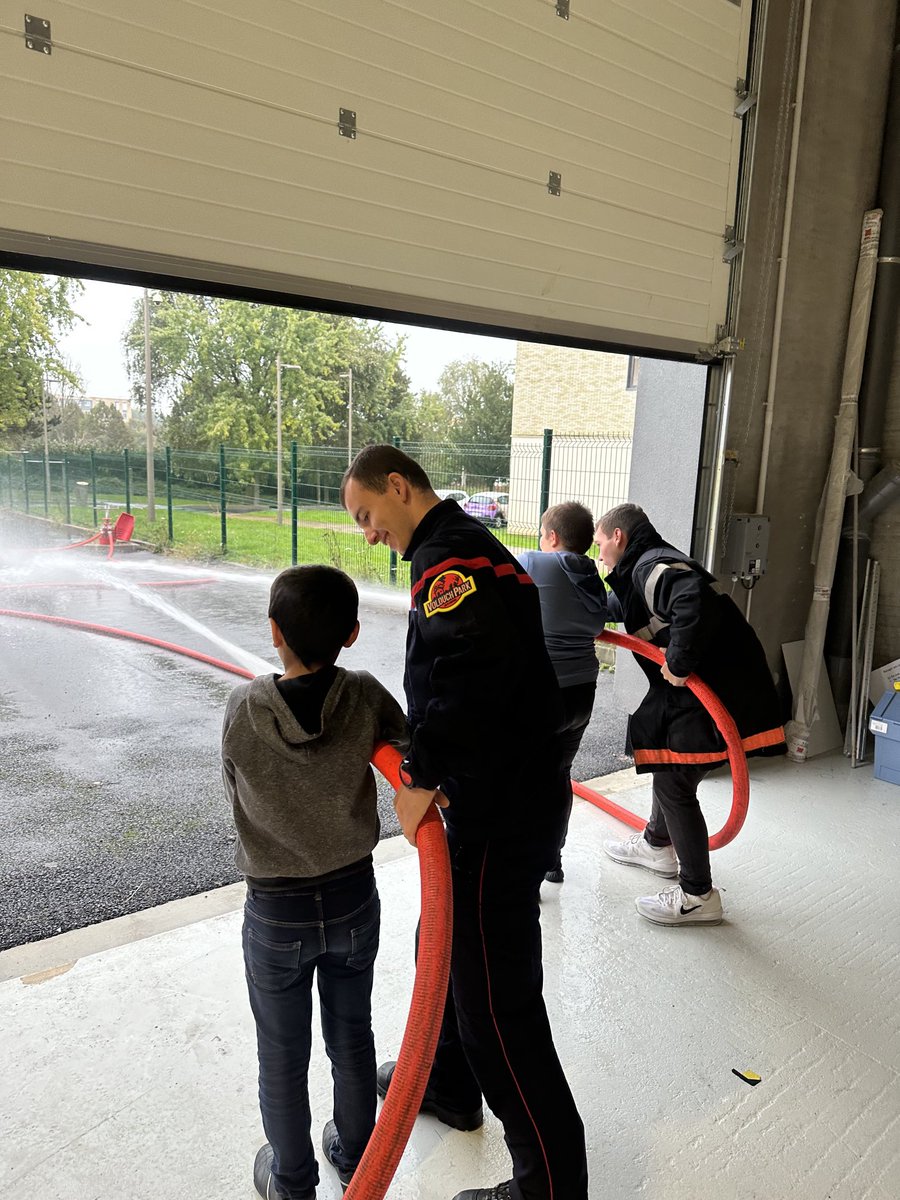 khartab's tweet photo. 👨🎓👩🎓Nos étudiants ont allumé le feu🔥 et nos visiteurs ont contribué à l'extinction de l'incendie 💦🧯🚒Beaucoup d'expériences et d'échanges sympas ! #FDS2023 #iut #iutRCC #Charleville #Ardennes #OSEZLIUT #JaimeMonIUT
#FierDeNosÉtudiants👏👍💪 #B_U_T
#HSE @Accustica https://t.co/ULKs7PsapX