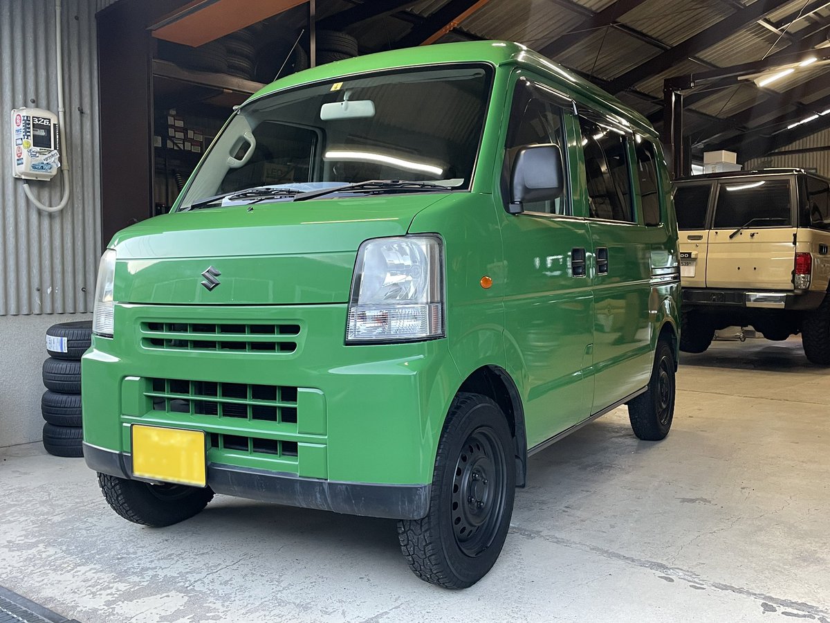 WellaAutoRepair's tweet photo. スタッフのゆかです👱🏻‍♀️

先日はお買い上げいただいたキャロルの納車でした🚗

納車前日にじょうさんがヘッドライトをヘッドライトスチーマーで綺麗にして納車前の洗車ワックス掛けと内装の仕上げは私が担当させて頂きました🫡

安全に乗ってください、お兄さん(自分の兄の車です、実は笑)👷🏻��♀️

そしてじょうさんから新しい仕事を覚えてと言われて中古車サイト掲載用の写真撮影をしました📸

BMWのE46を撮影しましたがかっこよさ、車の状態がしっかり伝わるといいなと思います💭💭
じょうさんには撮り方が上手いと褒められたのでもっと頑張りたいと思います😊

興味がある方はお店のアカウントにご連絡ください🙇🏼‍♀️

そしてエンジンオイル交換とラジオが音が出ないとの事でお預かりさせて頂いてましたエブリイの車内清掃と洗車を担当させて頂きました✨

じょうさんがリフトアップしててカッコ良くて、車内も綺麗にされてて見習わないとなあとすごく思いました…🔥

こちらのラジオ修理はご予算の関係で中古品を使用させて頂きました！！

ご予算に合わせた修理、整備もぜひご相談ください🙇🏼‍♀️

#wellaautorepair #ウエラオートリペア #da64v #スズキエブリィ #リフトアップエブリィ#スズキエブリィバン #スズキエブリィバンカスタム  #リフトアップ #liftedevery #lifted #e46 #e46bmw #e46318i #bmw #キャロル #マツダキャロル #hb35s #hb25s #ヘッドライトスチーマー #岡山市 #岡山市北区 #自動車整備 #自動車販売 #岡山市自動車整備 #岡山市自動車販売  #癖のある車屋 #癖のある店主 #癖のある店員 #アダルトバラエティショップ #浅く深く狭く広く痒い所に手が届いてより痒くなる車屋