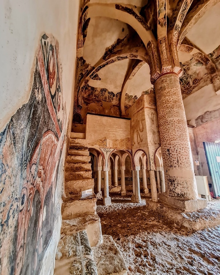 ¡Un lugar impresionante!
Nadie espera encontrarse tal maravilla al ver el sobrio exterior de la Ermita de #SanBaudelio
📸 @rocioguijo
#casillasdeberlanga #soria <a href="/spain/">Spain</a> @CyLExcelente #soriaestademoda #turismo #españa #castillayleon #patrimonio  #sorianitelaimaginas #viajar #spain