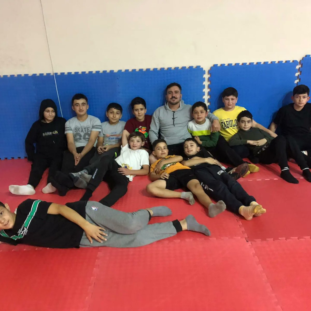 Çamaş İlçemizde güreş kursumuzu açtık. Kursumuz  Onur MEŞEDÜZÜ hocamızın gözetiminde Çamaş Gençlik Hizmetleri ve Spor İlçe müdürlüğü'müzün salonunda devam ediyor. Salonu bizlere tahsis eden Gençlik Hizmetleri ve Spor ilçe Müdürü Sayın Fahri TOPAL'a  teşekkür ediyorum