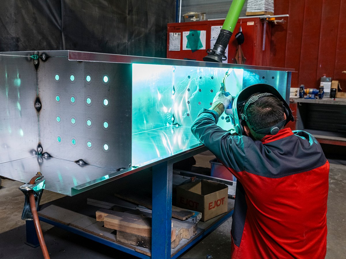 uzgent's tweet image. Je kan er niet naast kijken: Nobel I rijst stilaan uit de grond. Ook achter de schermen werken we hard verder. 👷‍♂️ Momenteel vervaardigt de aannemer in zijn atelier de 360 aluminiumramen en 800 gevelpanelen voor de buitenzijde van het gebouw. projectu.uzgent.be #projectu