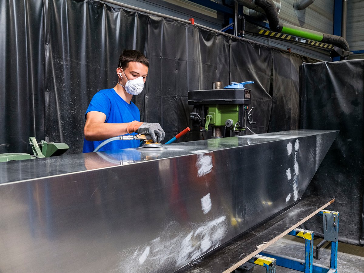 uzgent's tweet image. Je kan er niet naast kijken: Nobel I rijst stilaan uit de grond. Ook achter de schermen werken we hard verder. 👷‍♂️ Momenteel vervaardigt de aannemer in zijn atelier de 360 aluminiumramen en 800 gevelpanelen voor de buitenzijde van het gebouw. projectu.uzgent.be #projectu