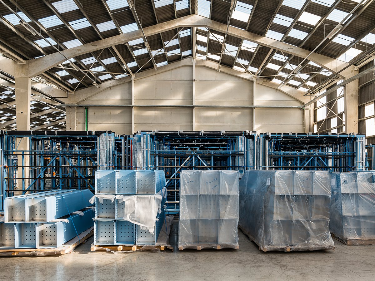 uzgent's tweet image. Je kan er niet naast kijken: Nobel I rijst stilaan uit de grond. Ook achter de schermen werken we hard verder. 👷‍♂️ Momenteel vervaardigt de aannemer in zijn atelier de 360 aluminiumramen en 800 gevelpanelen voor de buitenzijde van het gebouw. projectu.uzgent.be #projectu