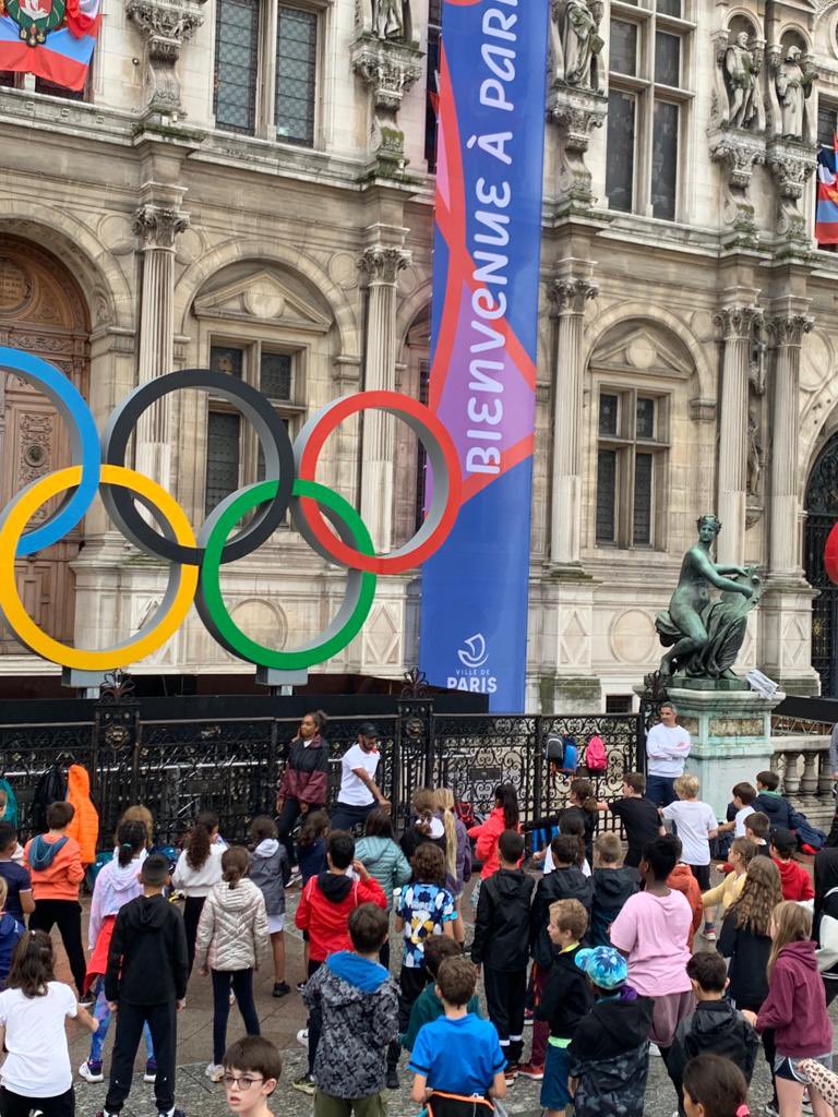 Des élèves de CM2 investis , des étudiants de BTS Tourisme du @Lycee_Auffray vigilants et un champion @chellamootooD à l’écoute : que du bonheur pour la découverte du Taekwondo ce matin à @Paris #TeamAuffray2024 #Génération2024 . Merci Mme Hamoudi