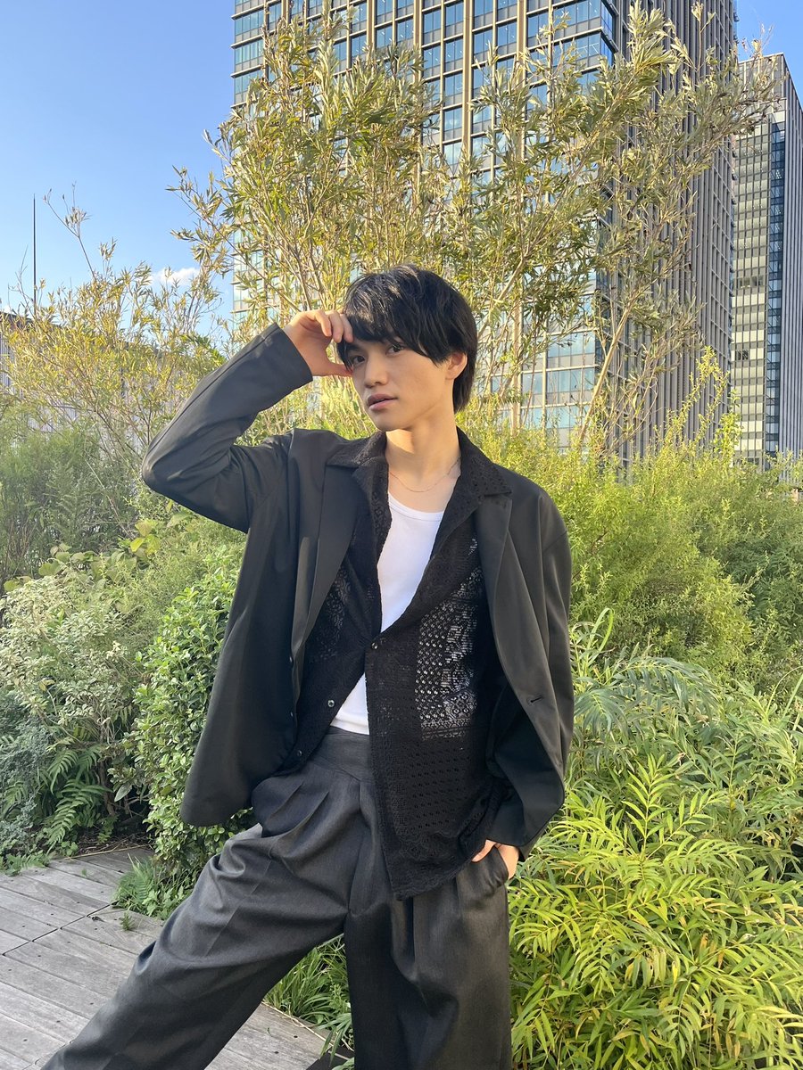 rougenoir2023's tweet photo. #赤と黒 通信🌹

先日、#三浦宏規 さんの取材が行われました🎤

緑に囲まれた素敵な場所でのオフショットをシェア📸💚

#ジュリアンポーズ 決まってます❤️‍🔥🤩

赤と黒についてたくさんお話しくださった三浦さん！
情報は今しばらくお待ちください☺️✨

チケット好評発売中🙌
https://t.co/QIkrwuQumj https://t.co/eJY4wWgek1