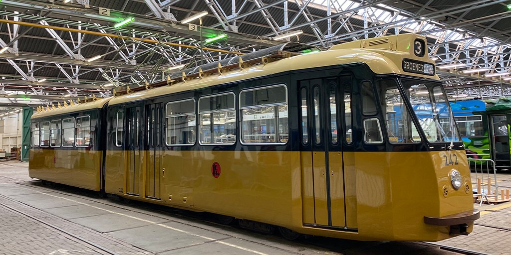 Lijn10's tweet photo. Weer een mijlpaal voor de restauratie van de Schindler 242. Optisch ziet de tram er weer nieuw uit, maar technisch moet er nog veel gebeuren. Wil je de tram van dichtbij bewonderen? Kom dan op 4 november naar de open dag. Op die dag kan je veel informatie over deze tram krijgen. https://t.co/1QsxPhgdvh