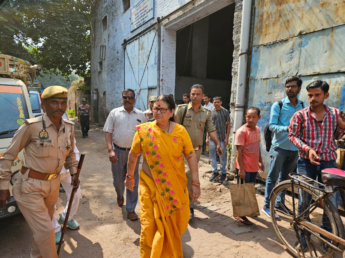 mayorkanpur's tweet photo. आज दर्शनपुरवा और शास्त्री नगर में अवैध चट्टा संचालकों के खिलाफ कार्रवाई करके जानवरों को जब्त किया... https://t.co/xjsBaAQE7a