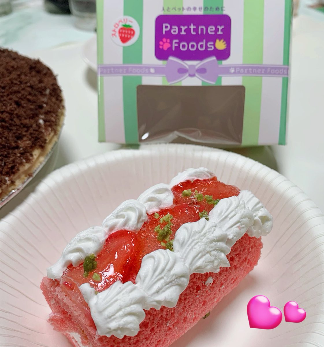 Hiiponoki's tweet photo. レオくん用の苺のケーキも嬉しそうです😻🍰🍓🤍🩷🤍 https://t.co/GhPWhilJjV