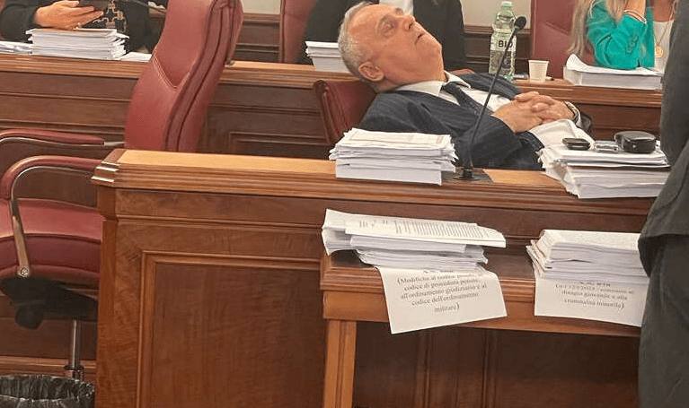 Il senatore di #ForzaItalia Claudio #Lotito è stato fotografato tra le braccia di Morfeo durante una seduta di Commissione. (Il Riformista) 

@ultimora_pol