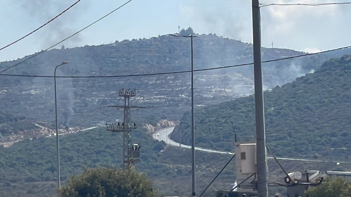 Op de bezette Westelijke Jordaanoever demonstreren Palestijnen door de weg Nablus-Jeruzalem te blokkeren. Toen we dat wilden filmen kwamen bewapende kolonisten die het vuur openden. Weet niet of er slachtoffers zijn. Weg nog steeds dicht.