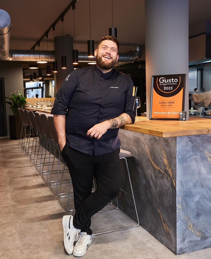 Gestern gab es das Soft Opening des „Zwanzig23“, der ersten, eigenen Restaurant von Sternekoch Lukas Jakobi. Wie man so eine Gründung plant, verriet er uns im Sommer auf der Baustelle:

voellereiundleberschmerz.de/64-der-irrsinn…