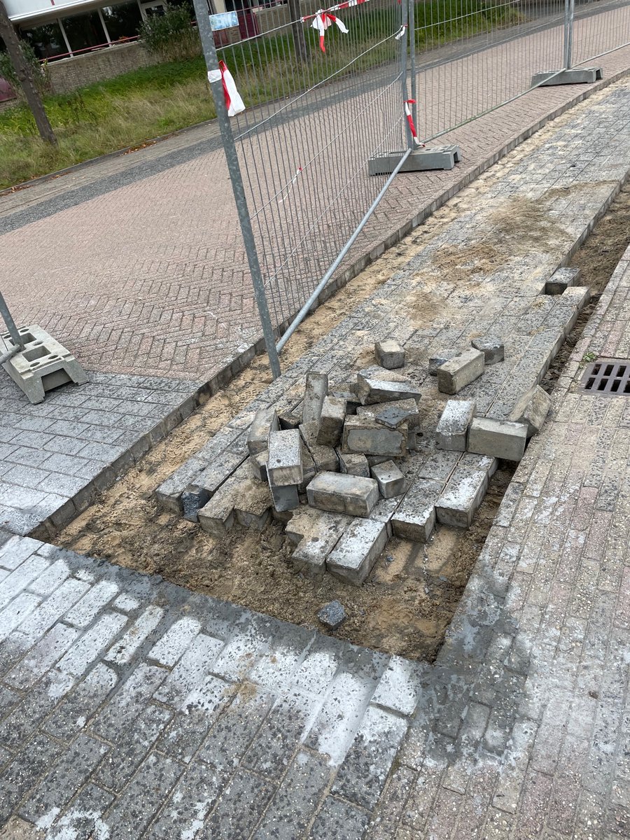 Herken jij de plek waar deze tegels gewipt zijn? Het is bij het Hooilandplein! Bewoners hebben in samenwerking met de gemeente een prachtig plan gemaakt om van het Hooilandplein een fijne groene ontmoetingsplek te maken. Ga jij ook tegels wippen?
nk-tegelwippen.nl