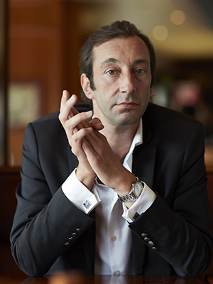 .<a href="/GallicBooks/">Gallic Books</a> has signed Fench Windows, a 'quietly humorous' new novel by the bestselling French author Antoine Laurain, translated by <a href="/LLalaurie/">Louise Rogers Lalaurie</a>

bookbrunch.co.uk/page/article-d… (£)
