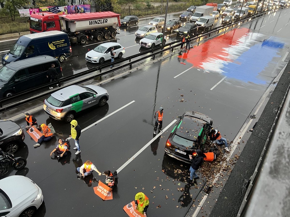 KickTurk's tweet photo. Aktuell blockieren die #Klimakleber #Klimakriminellen von #LetzteGeneration in #Berlin mal wieder die #A100 - diesmal hat man sich nicht bei #Obi bedient, sondern es werden Fahrzeuge von #BoltDrive widerrechtlich zweckentfremdet. Von einem #Carsharing Unternehmen. #Polizei #PolizeiBerlin sucht man noch vergeblich.
Videos sind für gleich avisiert.